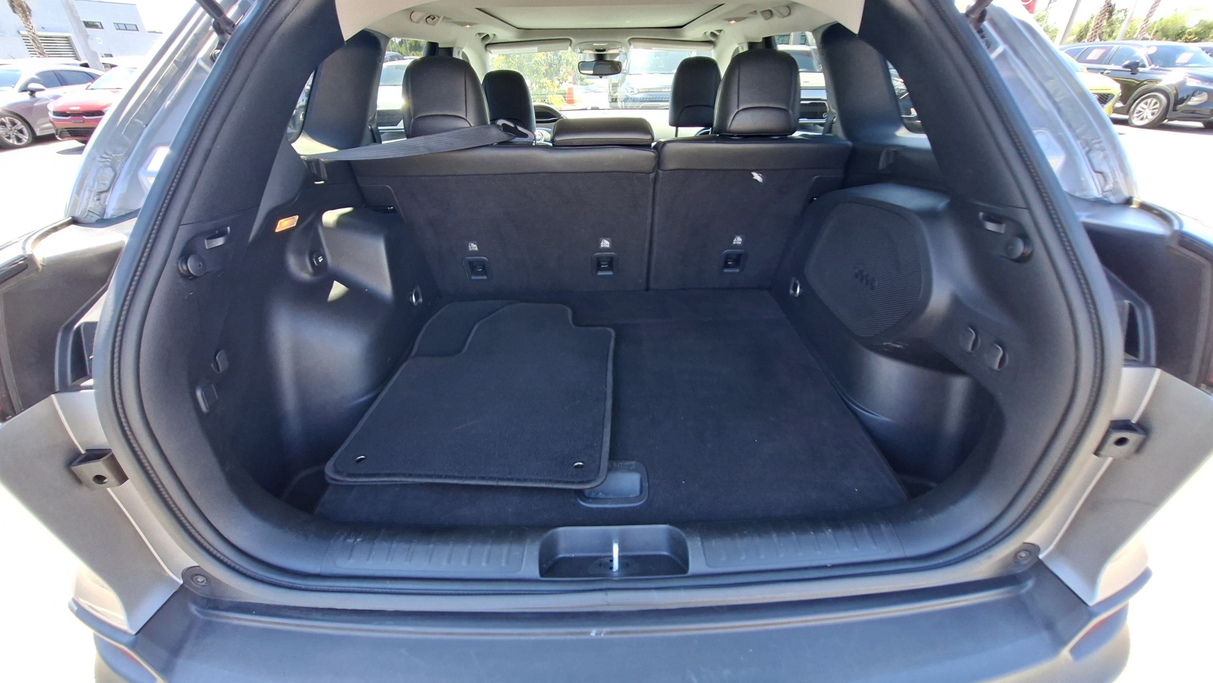 Used 2021 Jeep Cherokee Latitude Plus w/ Sun & Sound Group FWD image 21