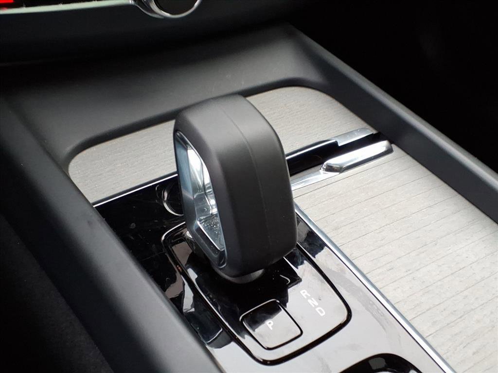 Certified 2025 Volvo XC60 B5 Plus image 24