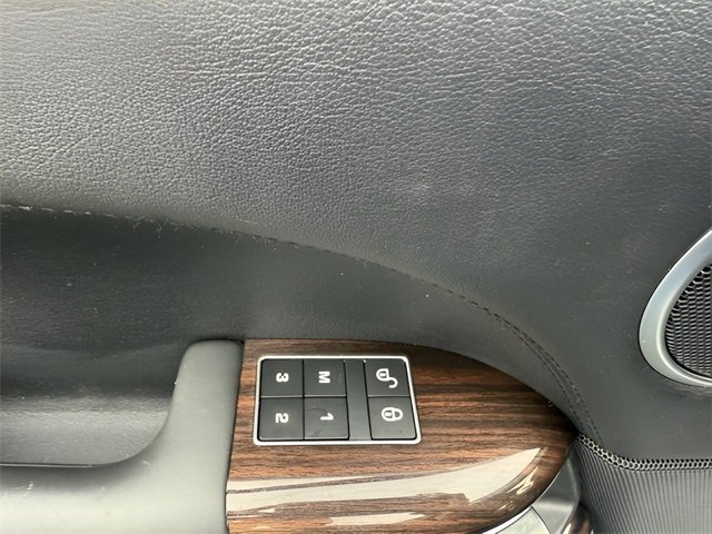 Used 2017 Land Rover Range Rover HSE image 11