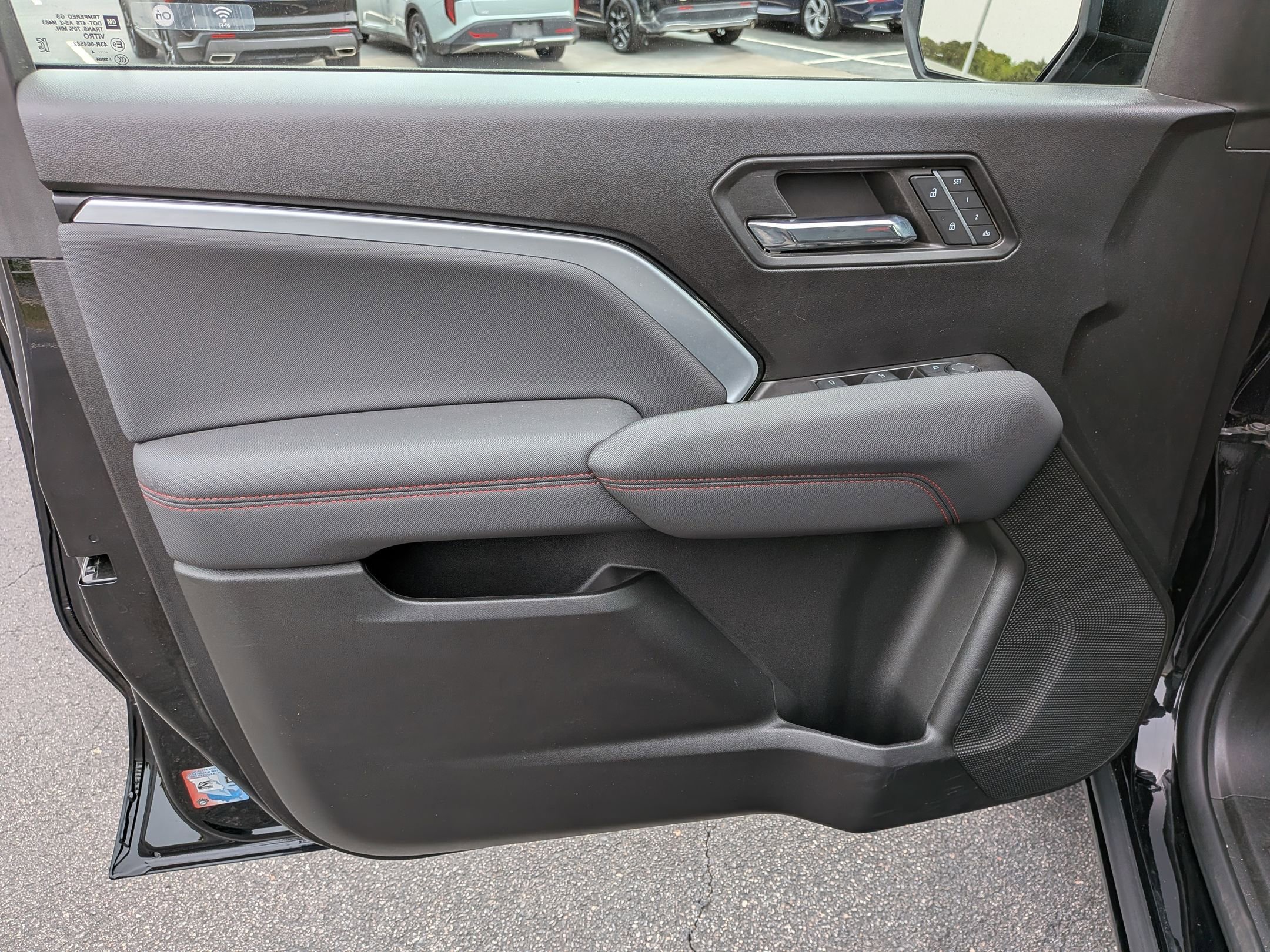 Used 2024 Chevrolet Colorado Z71 w/ Z71 Convenience Package 2 image 11