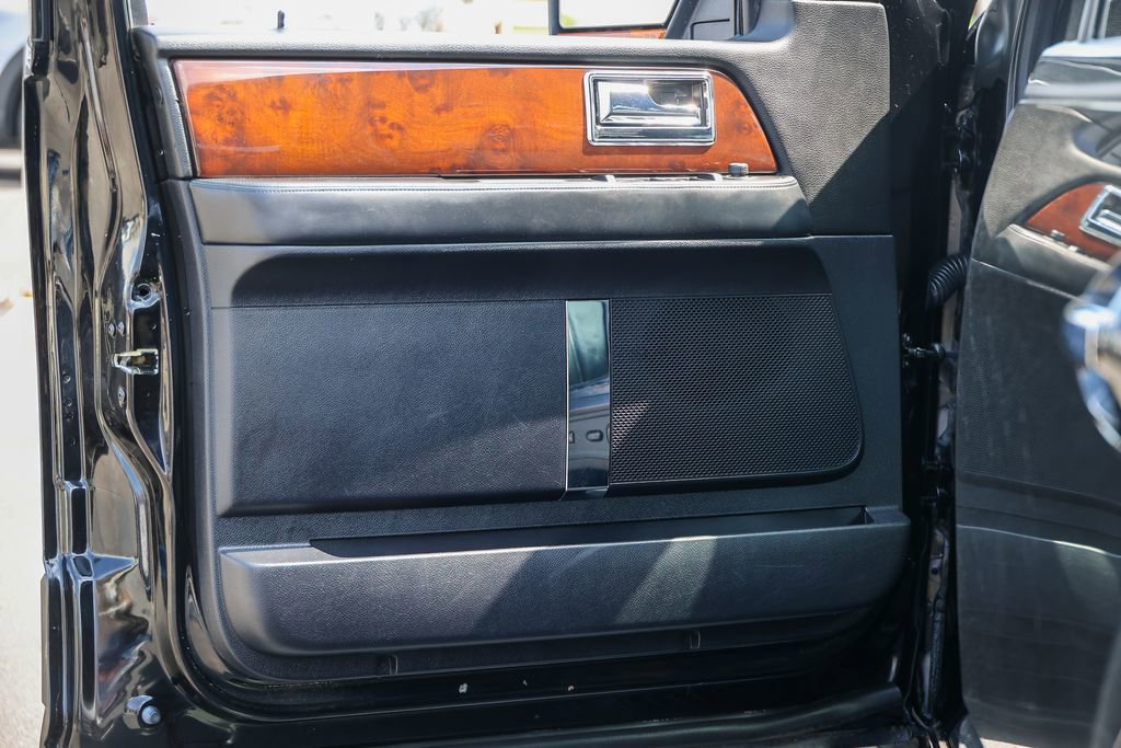 Used 2017 Lincoln Navigator Select image 4