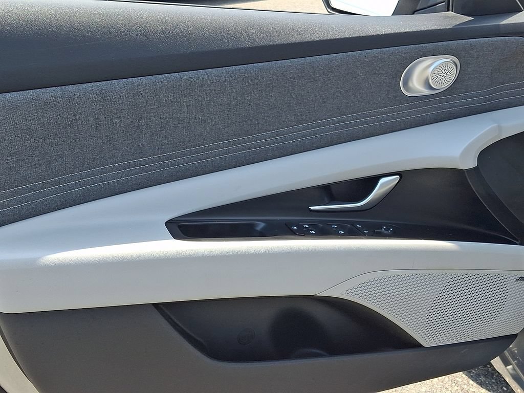 Certified 2022 Hyundai Elantra Limited w/ Preferred Accessory Package FWD image 13