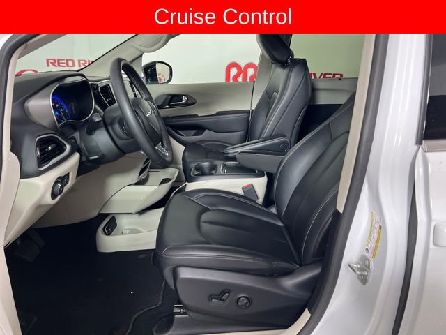 Used 2024 Chrysler Pacifica Touring-L image 12