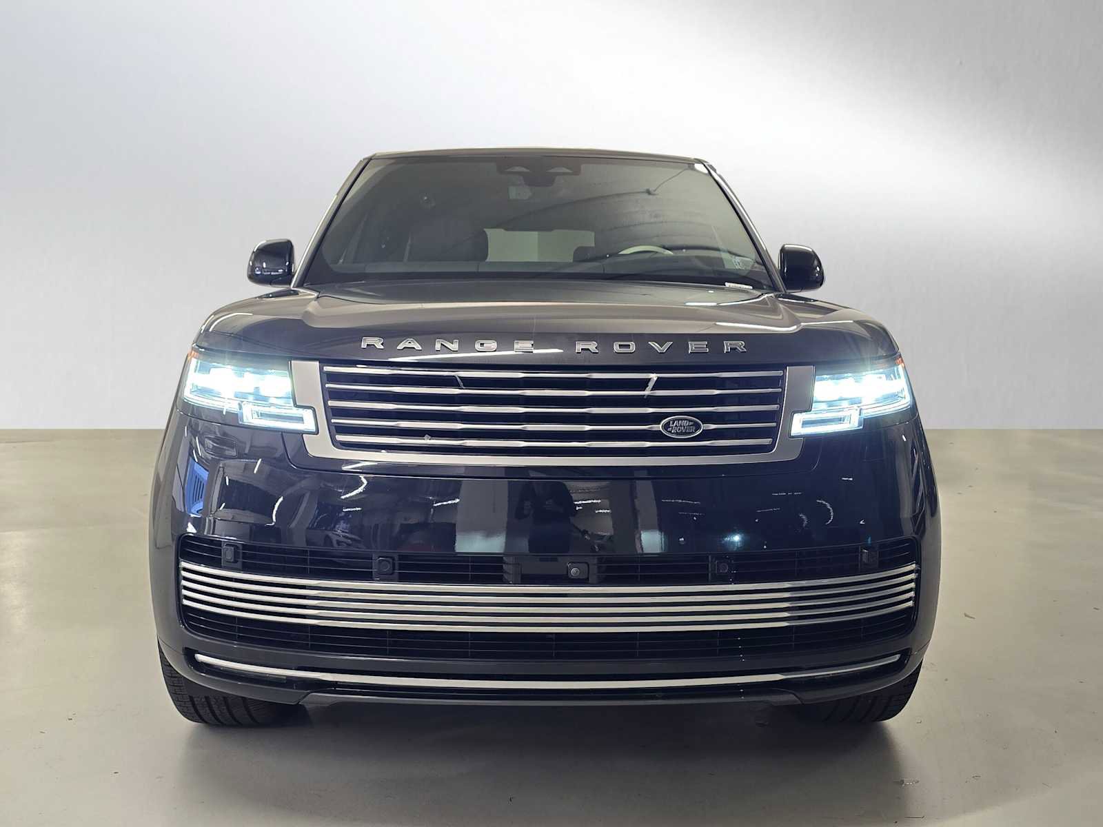 New 2025 Land Rover Range Rover SV image 8