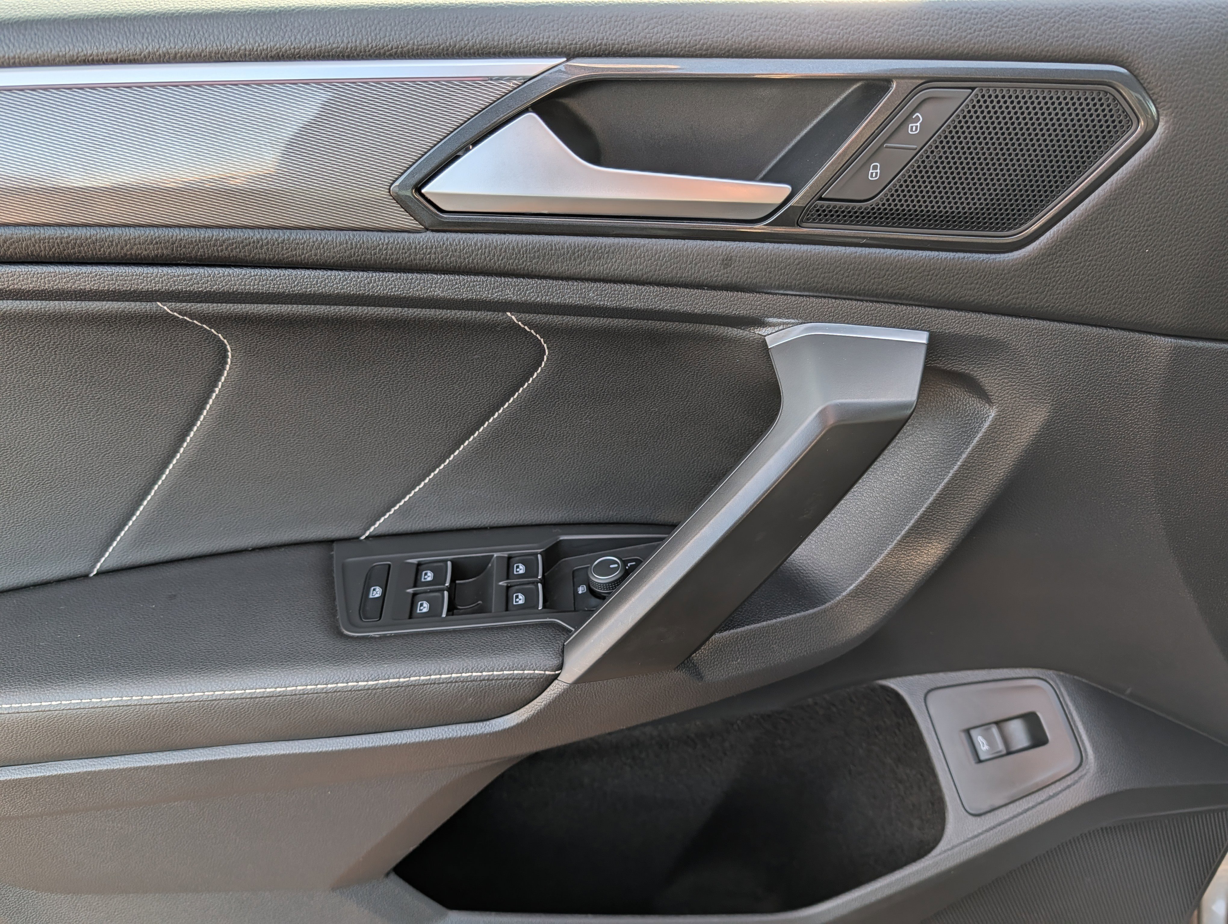 Used 2022 Volkswagen Tiguan SE R-Line image 19