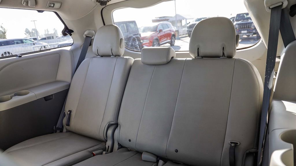 Used 2014 Toyota Sienna L image 21