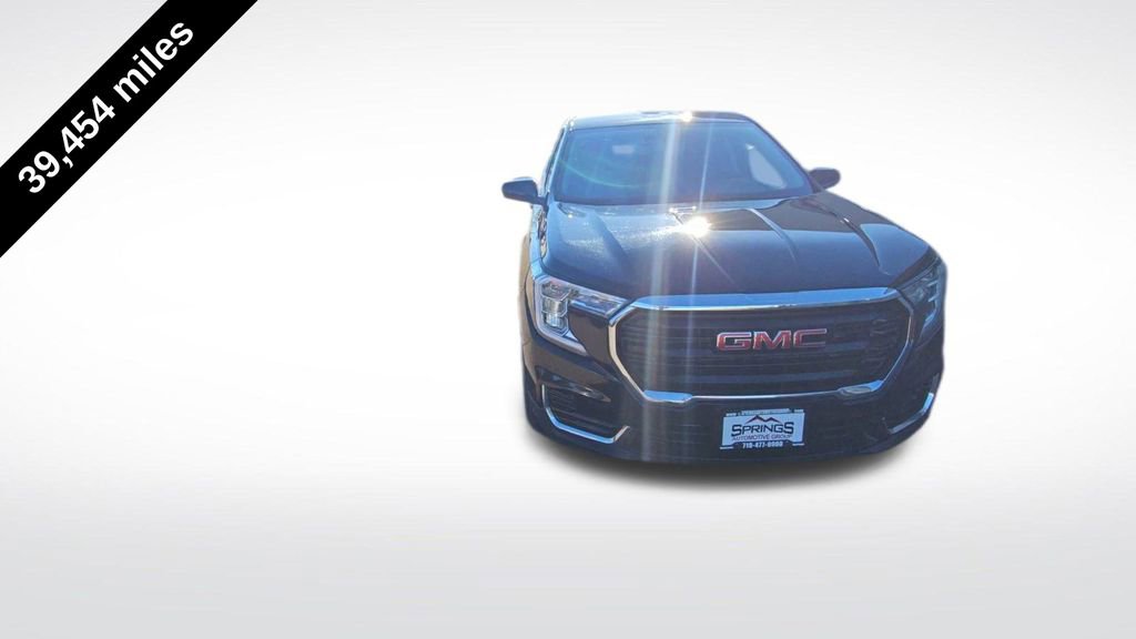 Used 2024 GMC Terrain SLE image 3