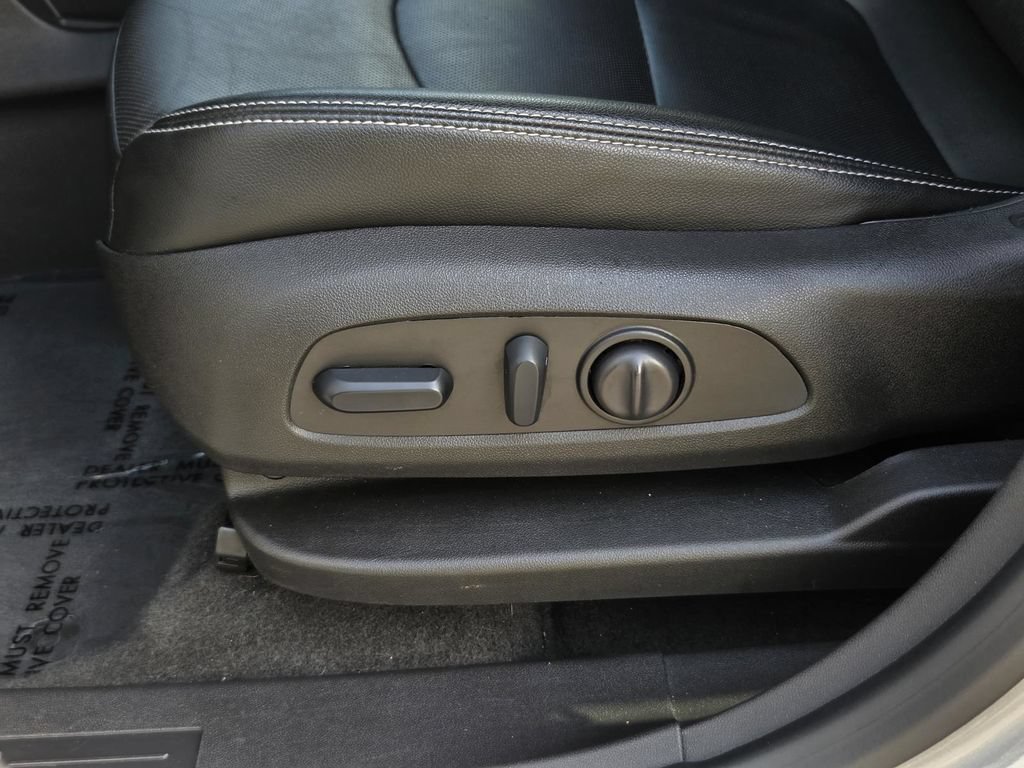Used 2024 GMC Terrain SLT AWD/4WD image 30