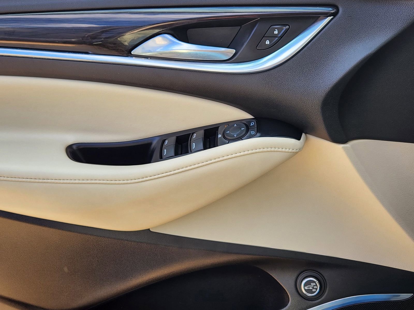 Used 2024 Buick Enclave Essence image 26