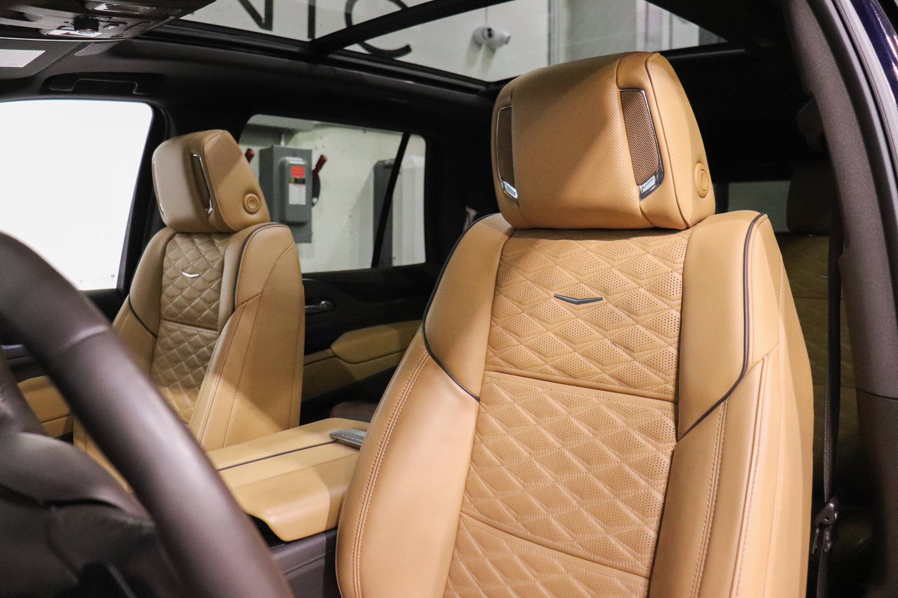 Used 2024 Cadillac Escalade Premium Luxury AWD/4WD image 13