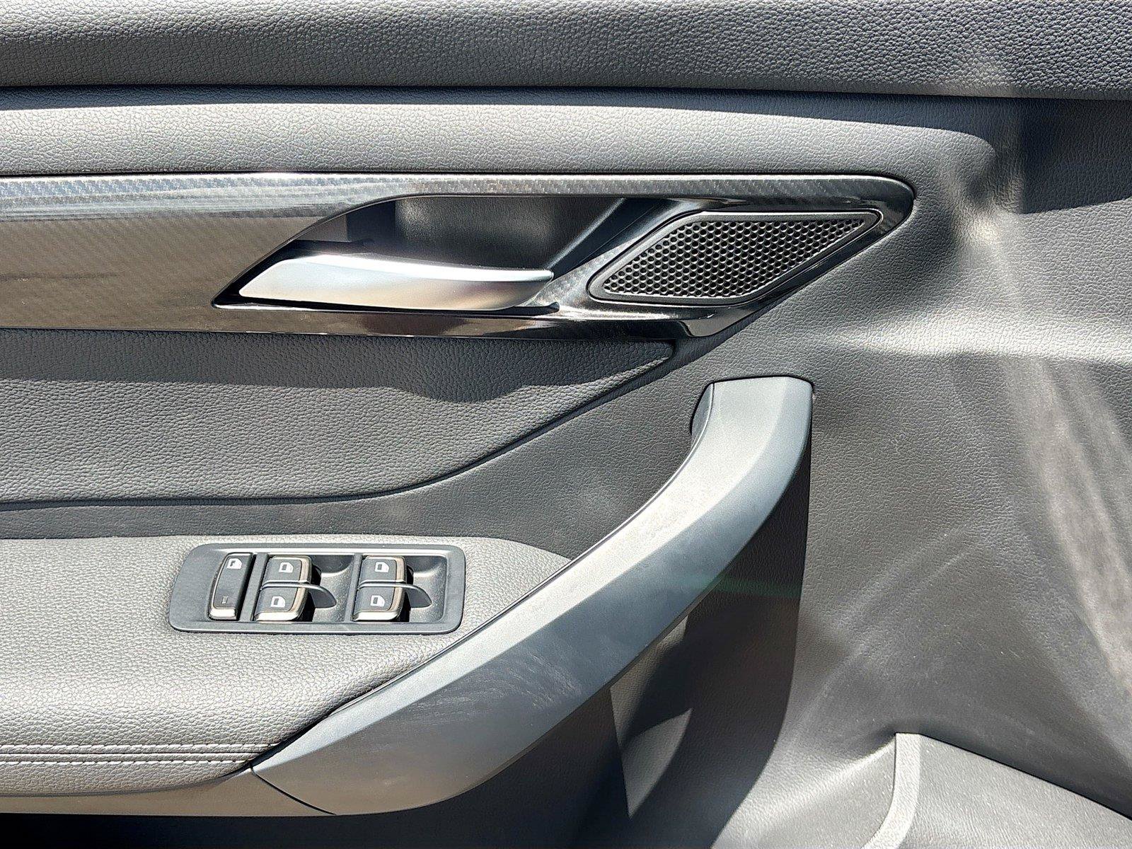 New 2025 VinFast VF 8 Eco AWD/4WD image 17