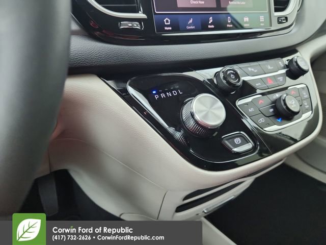 Used 2024 Chrysler Pacifica Touring-L image 28