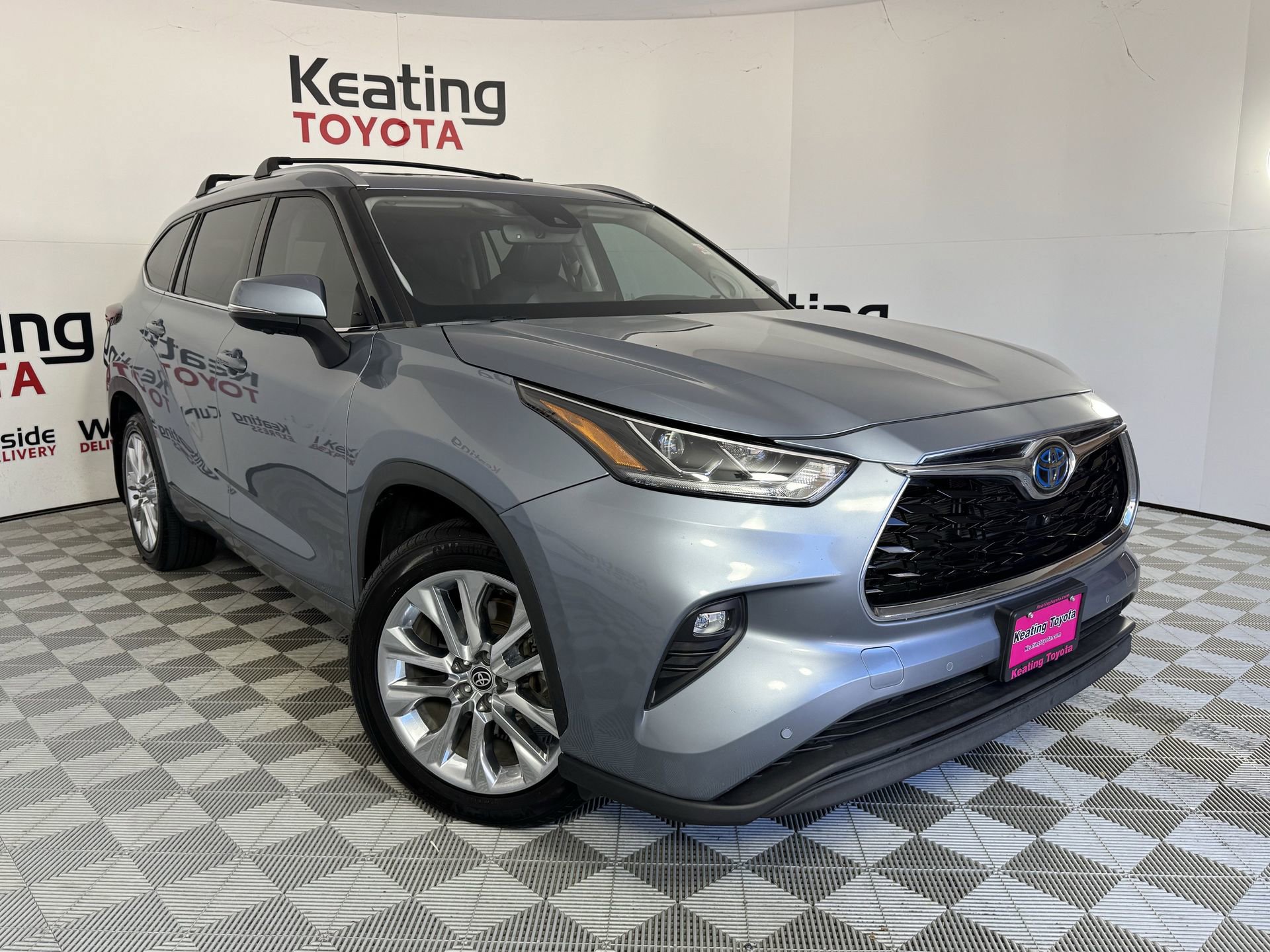 Used 2024 Toyota Highlander Limited image 3