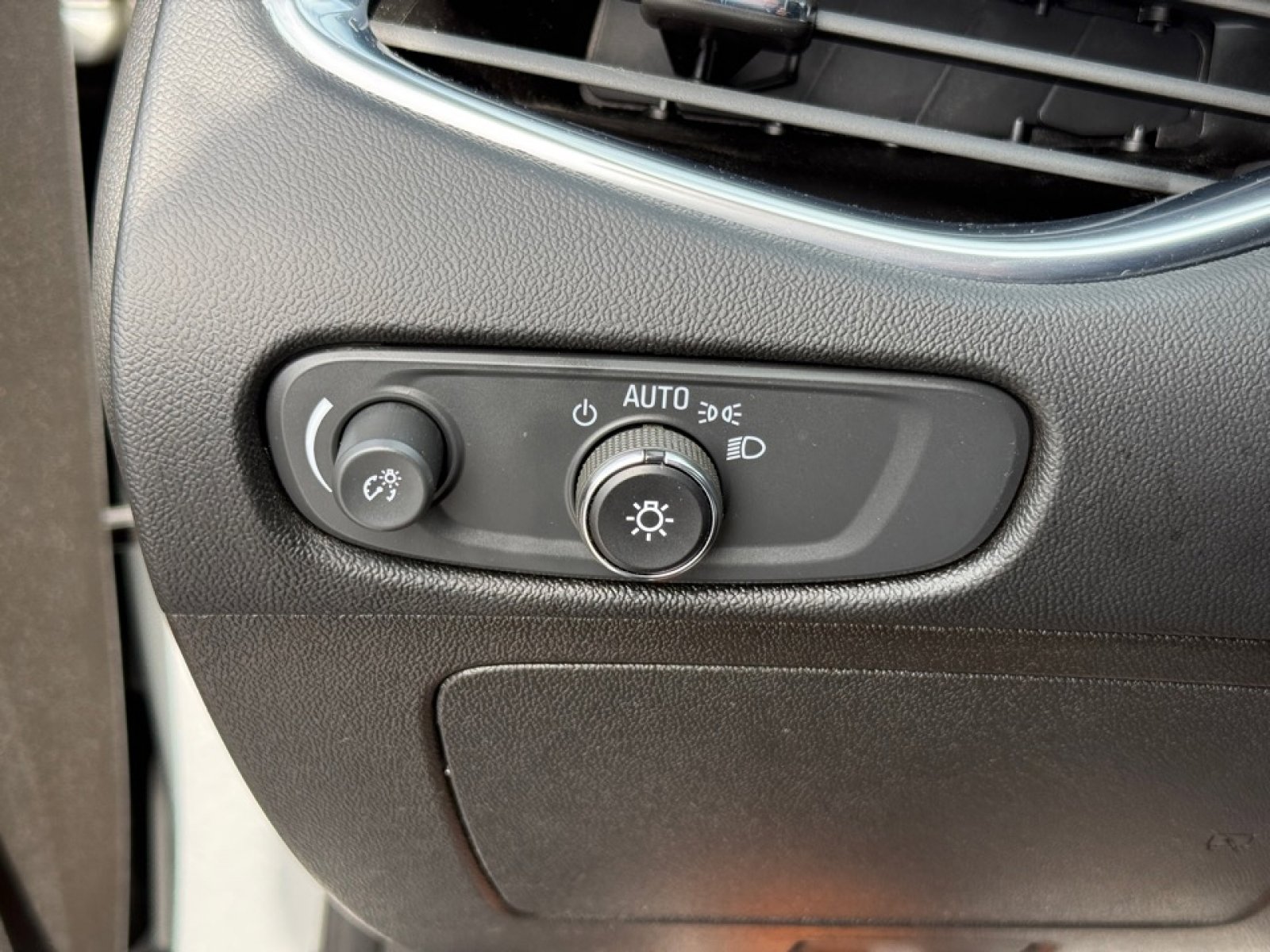 Used 2021 Chevrolet Malibu LT image 32