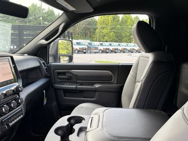 New 2026 RAM 5500 Tradesman w/ Chrome Appearance Group AWD/4WD image 32