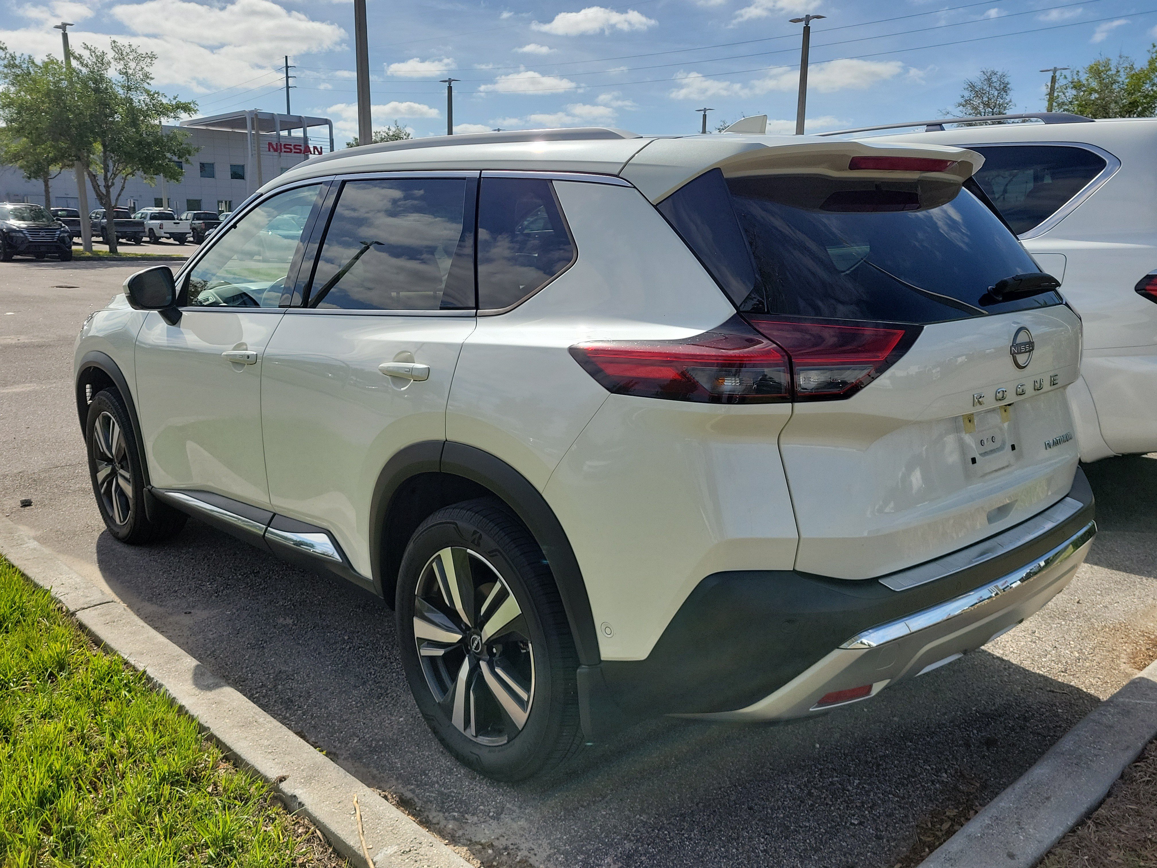 Used 2023 Nissan Rogue Platinum w/ Platinum Premium Package FWD image 4