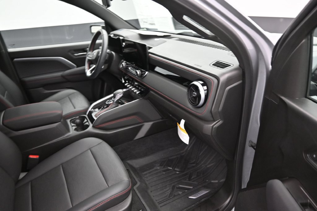 Used 2025 Chevrolet Colorado Z71 w/ Technology Package AWD/4WD image 10