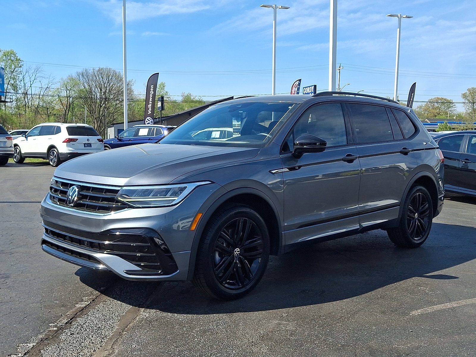 Certified 2022 Volkswagen Tiguan SE R-Line image 3
