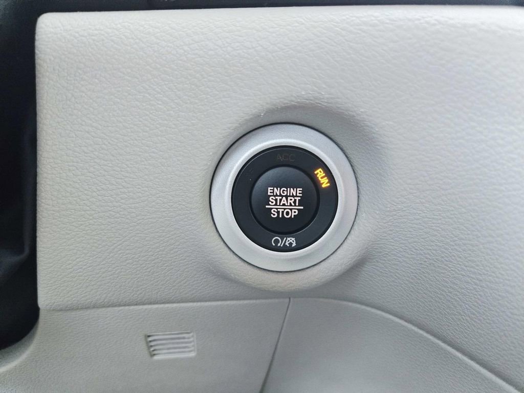 Used 2024 Chrysler Pacifica Touring-L image 32