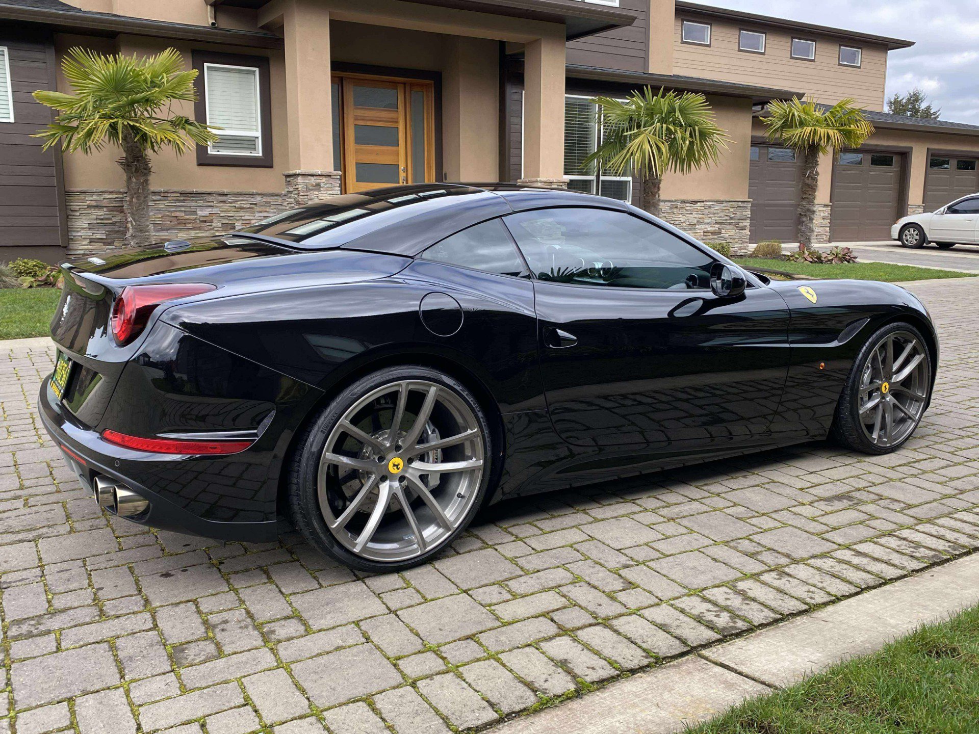 Used 2015 Ferrari California T RWD image 13