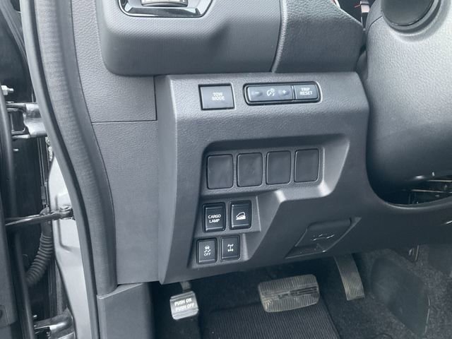 Used 2024 Nissan Frontier PRO-4X image 17