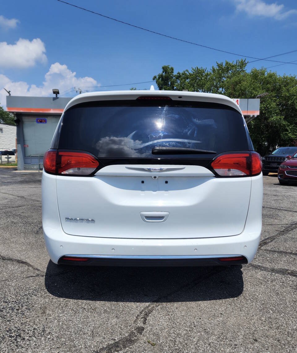 Used 2019 Chrysler Pacifica Touring-L FWD image 13