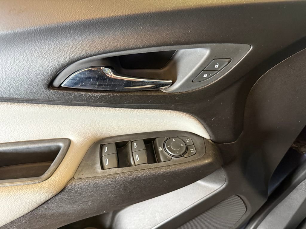 Used 2019 Chevrolet Equinox LS FWD image 19