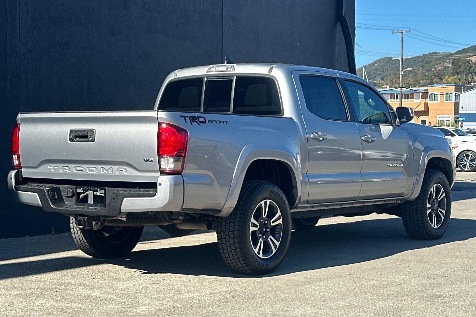 Used 2016 Toyota Tacoma TRD Sport RWD image 2