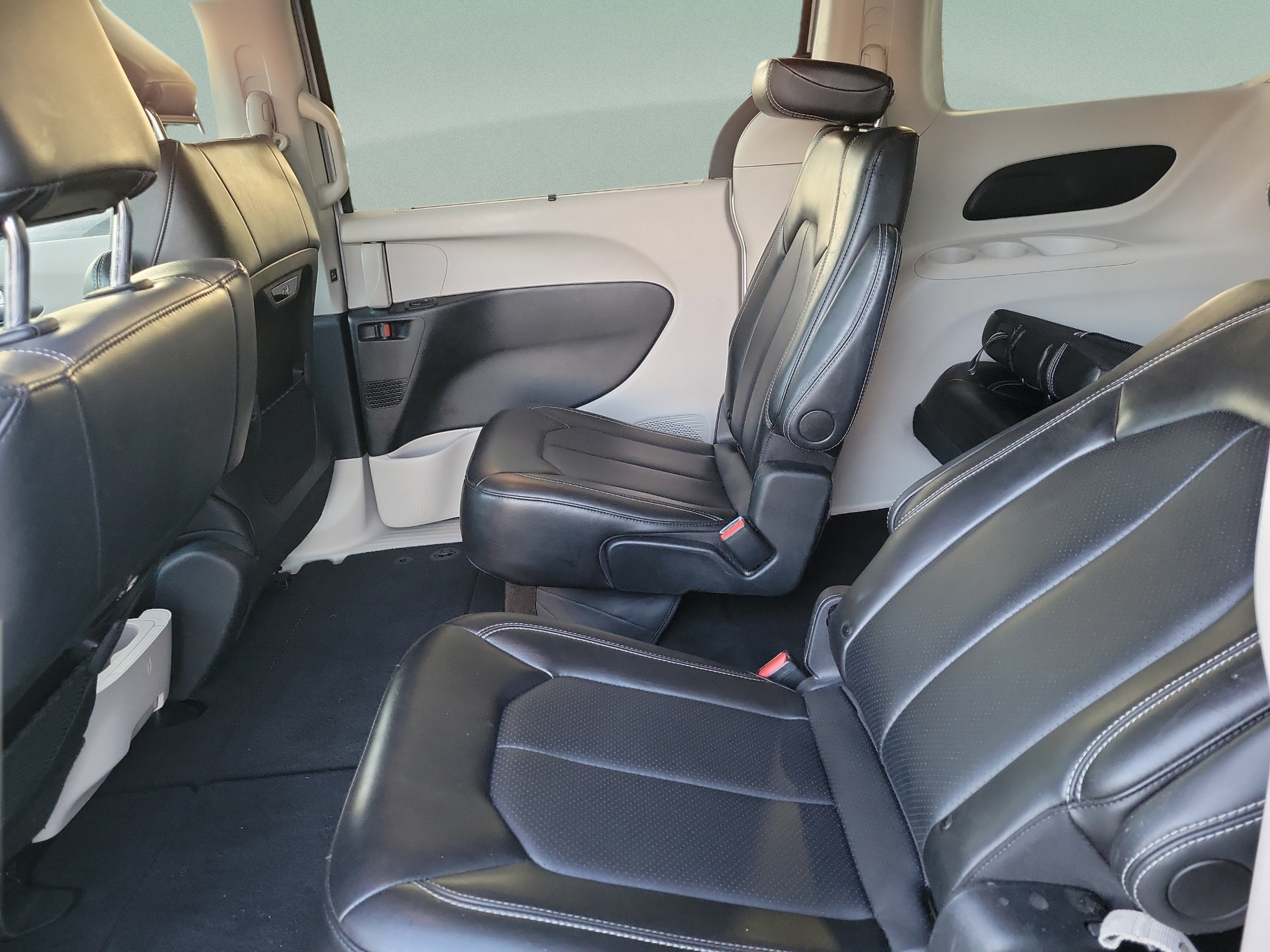 Used 2024 Chrysler Pacifica Touring-L FWD image 10