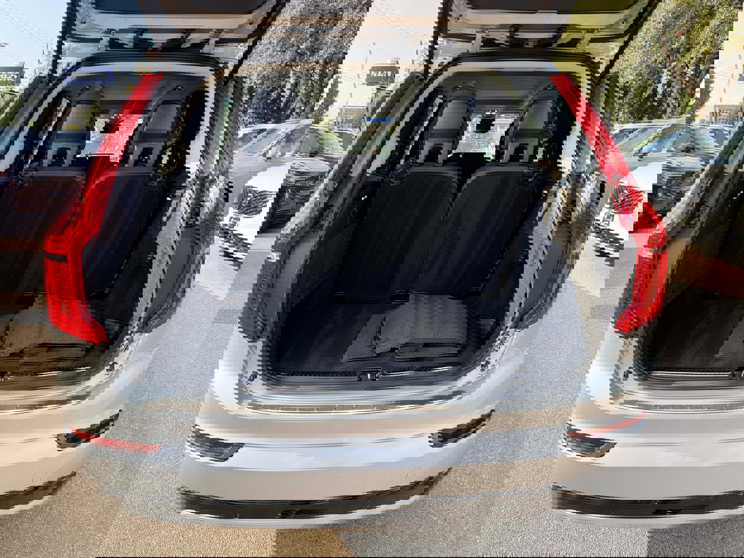 Certified 2023 Volvo XC90 T8 Plus image 25