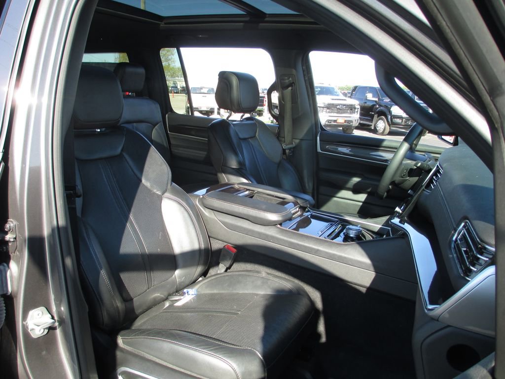 Used 2023 Jeep Wagoneer L 4WD w/ Premium Group I image 25