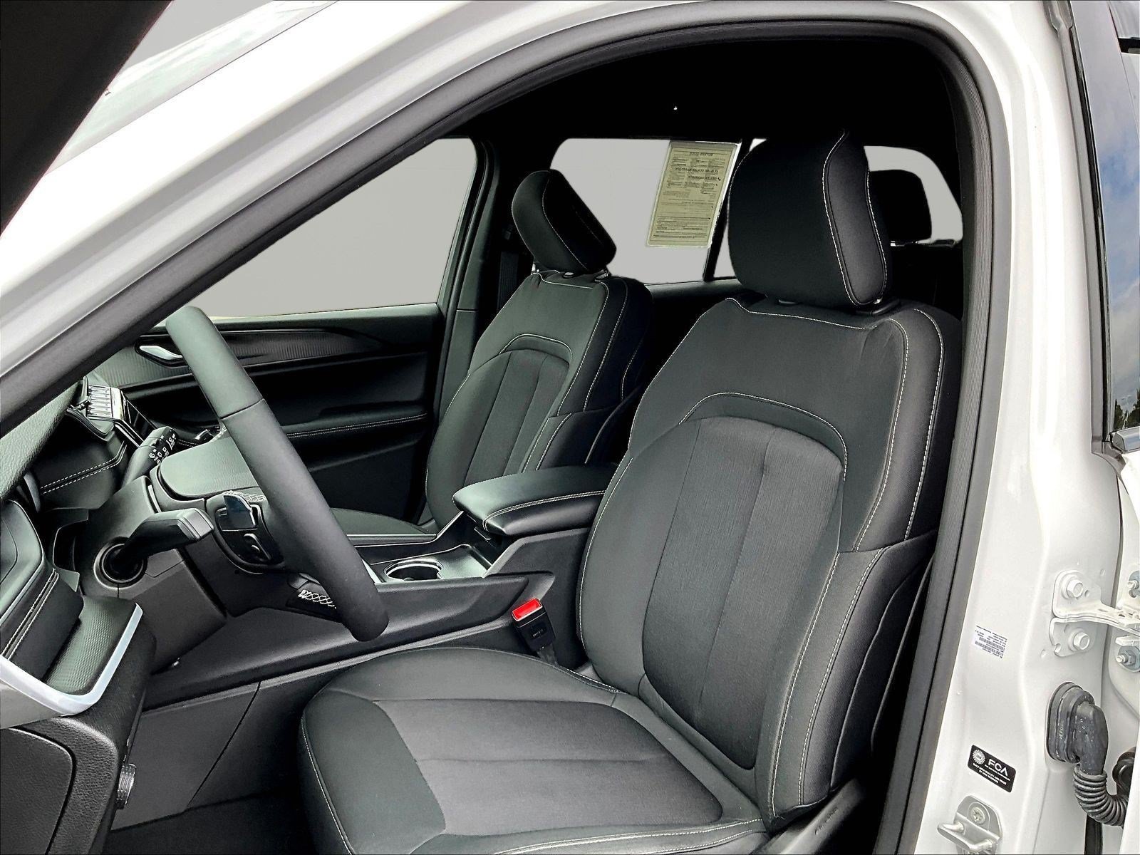 Used 2025 Jeep Grand Cherokee Laredo w/ Luxury Tech Group I AWD/4WD image 21