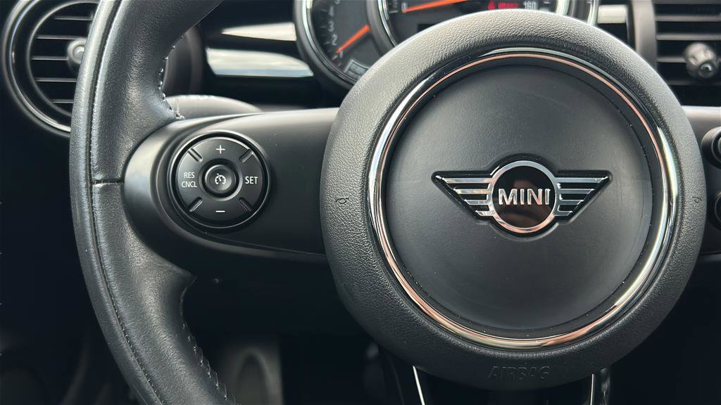 Used 2021 MINI Cooper 2-Door Hardtop image 25
