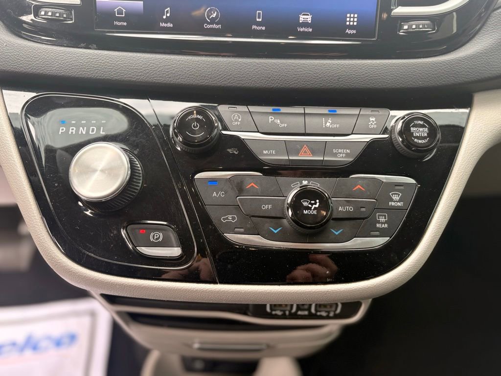 Used 2023 Chrysler Pacifica Touring-L image 24