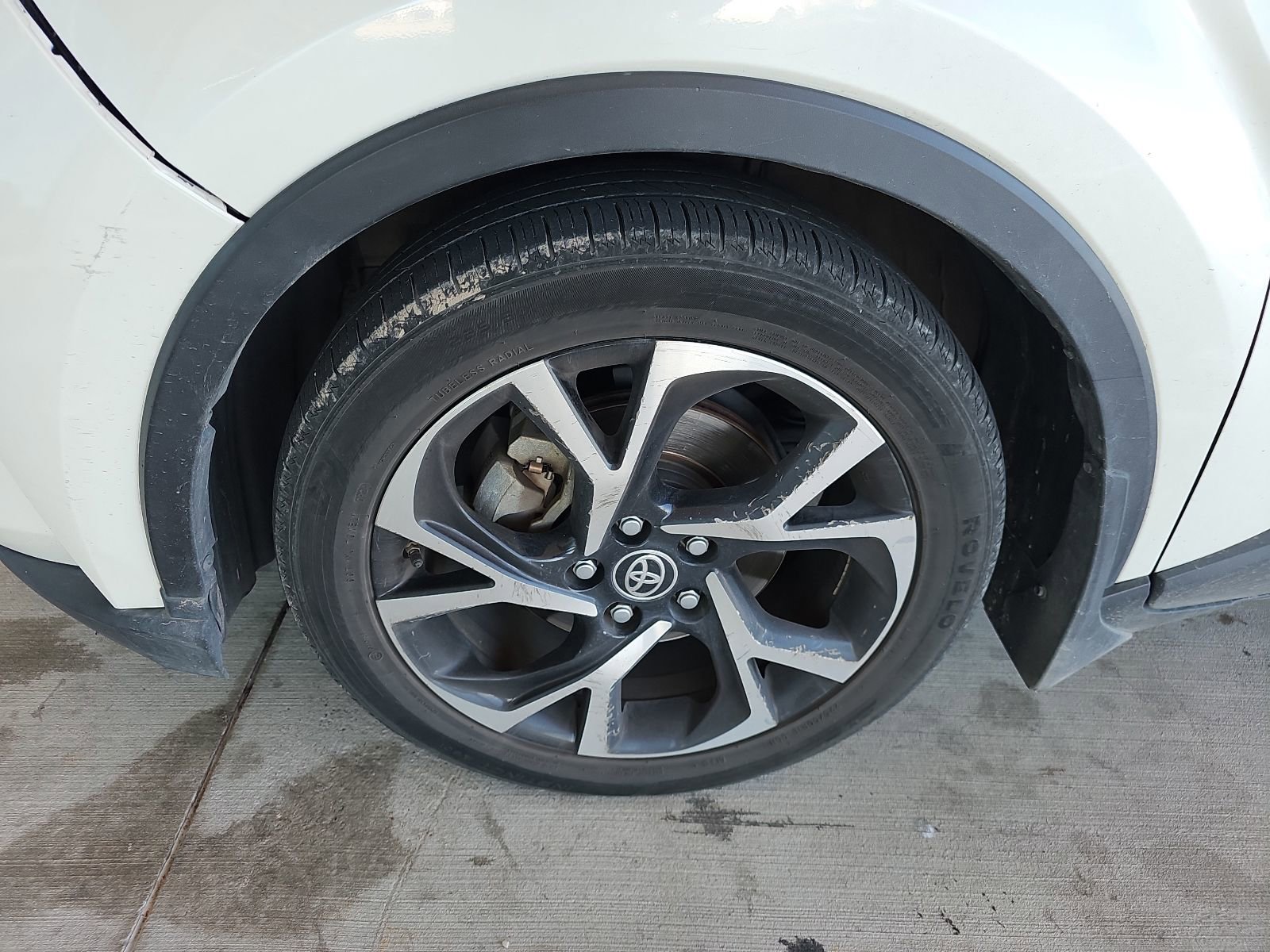 Used 2021 Toyota C-HR XLE FWD image 2