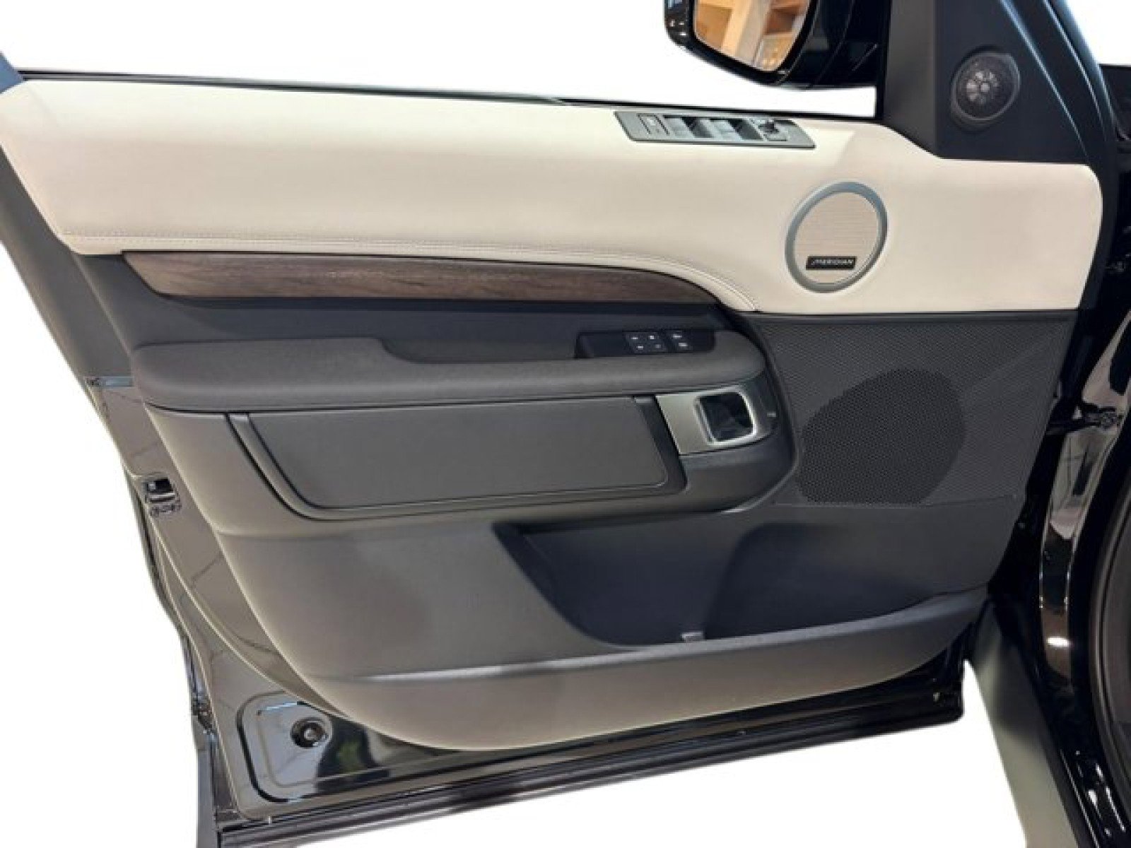 Certified 2024 Land Rover Discovery S image 10