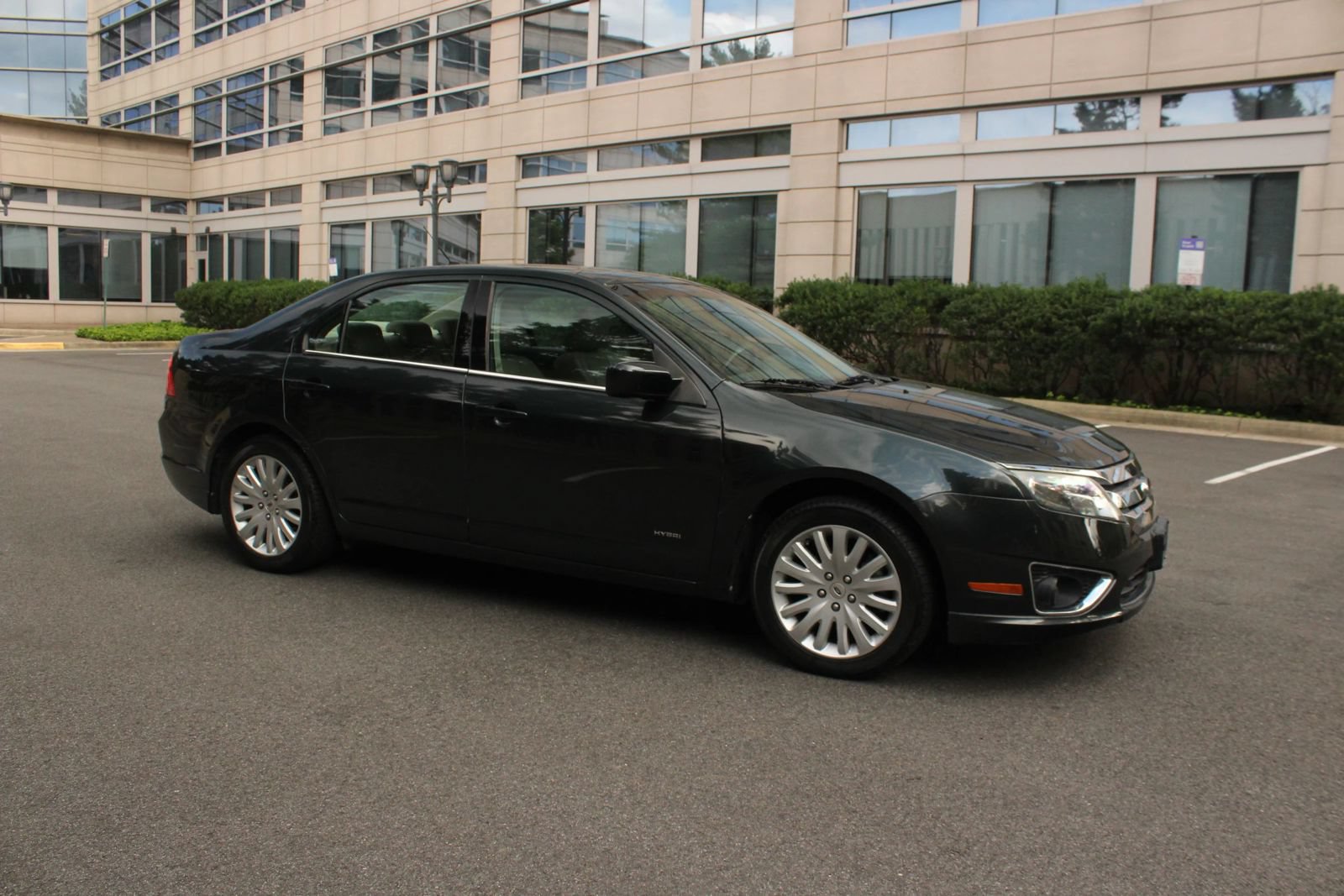 Used 2010 Ford Fusion Hybrid FWD image 2