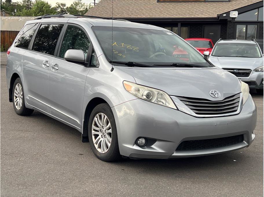 Used 2013 Toyota Sienna XLE w/ Entertainment Pkg FWD image 4