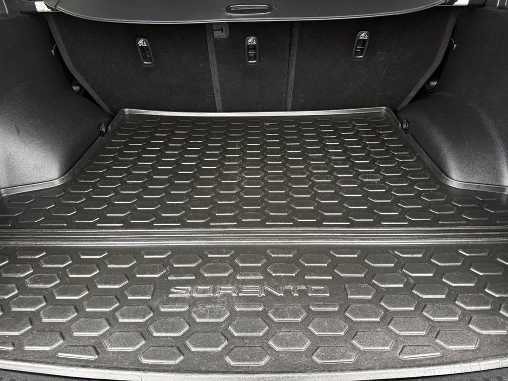 Used 2017 Kia Sorento LX w/ LX Convenience Package image 15