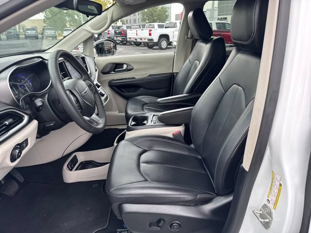 Used 2024 Chrysler Pacifica Touring-L FWD image 9