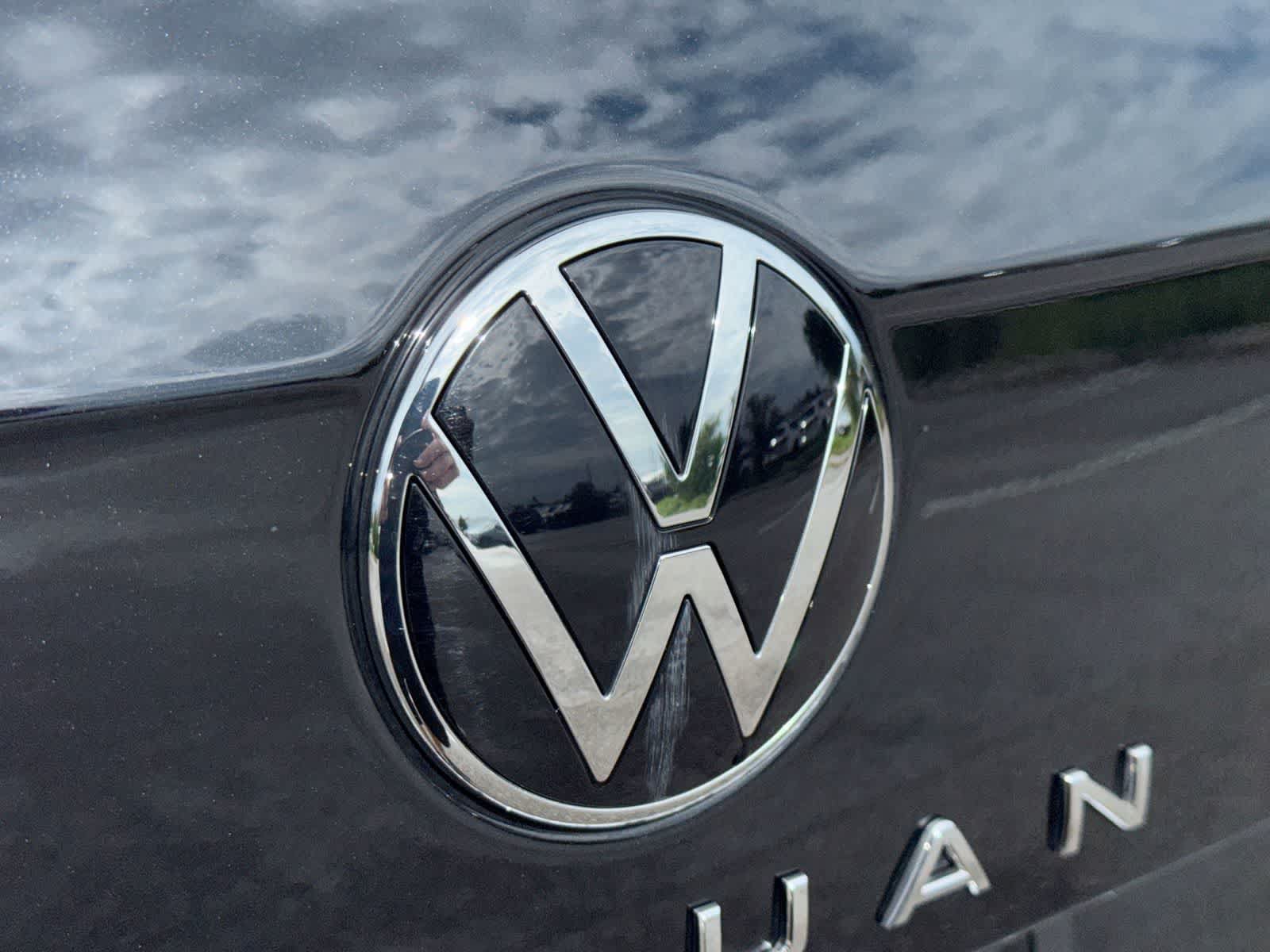 Used 2024 Volkswagen Tiguan SE w/ Panoramic Sunroof Package FWD image 18