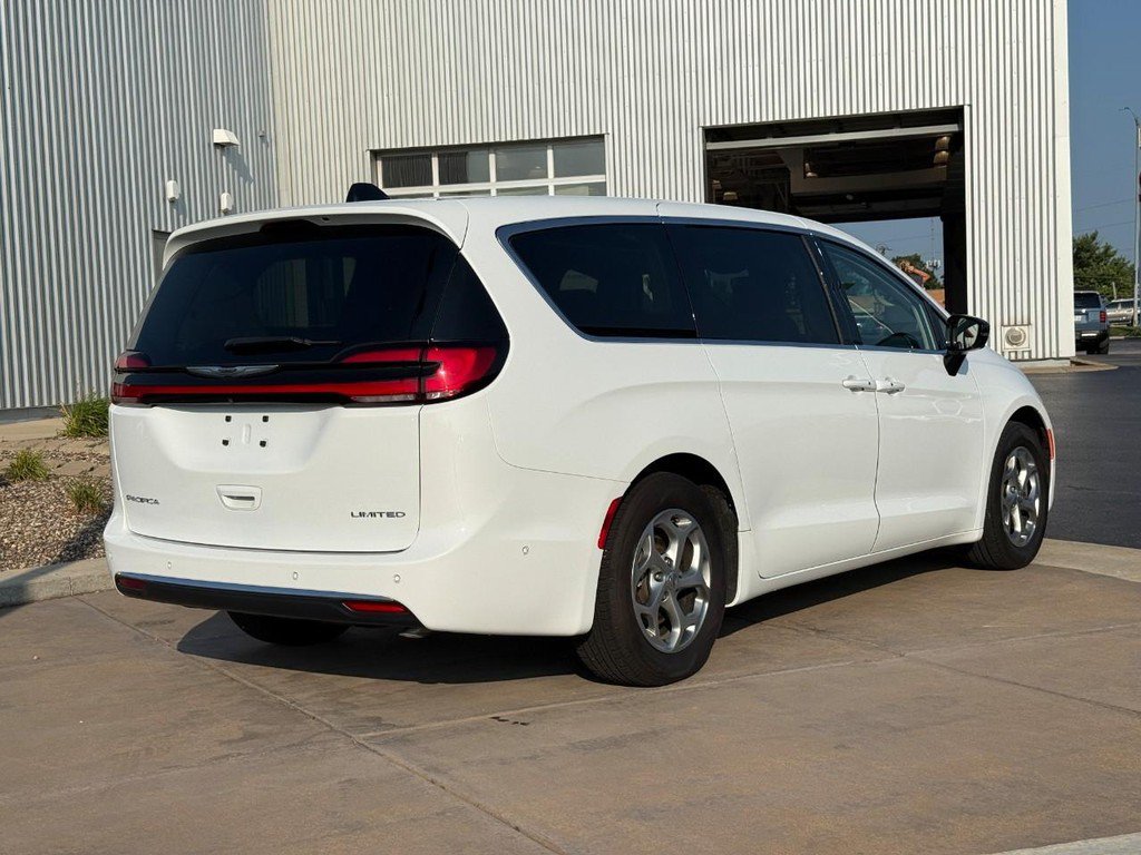 Used 2024 Chrysler Pacifica Limited FWD image 5