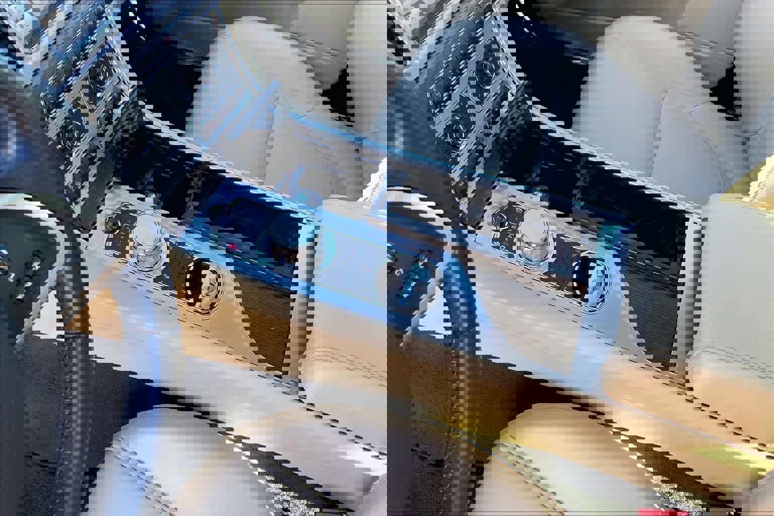 Used 2013 Jaguar XF 3.0 image 16