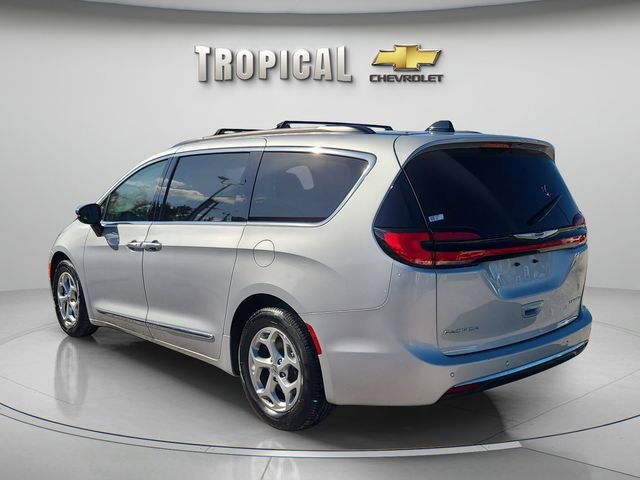 Used 2023 Chrysler Pacifica Limited FWD image 2