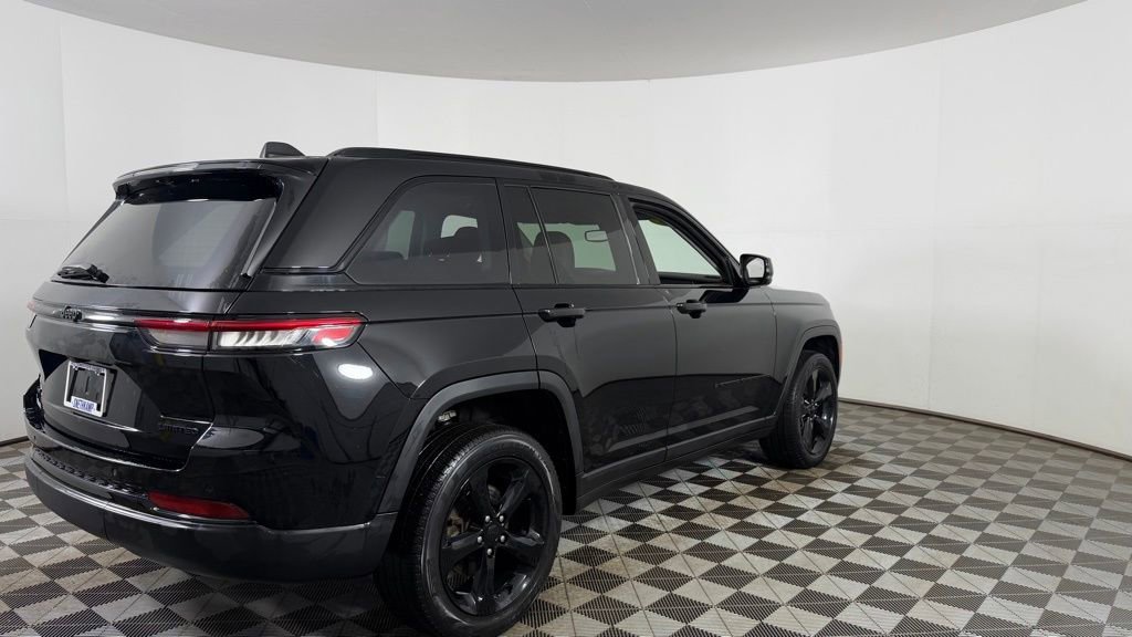 Used 2023 Jeep Grand Cherokee Limited w/ Black Appearance Package AWD/4WD image 9