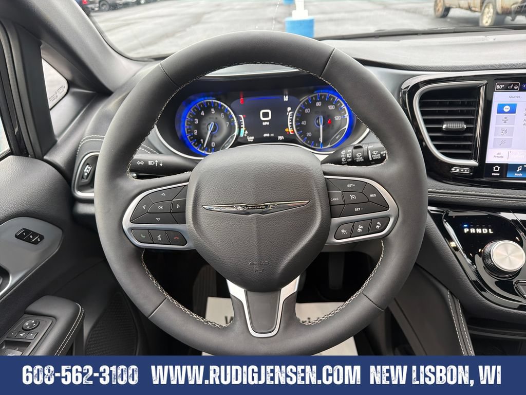 Used 2026 Chrysler Pacifica Limited FWD image 14