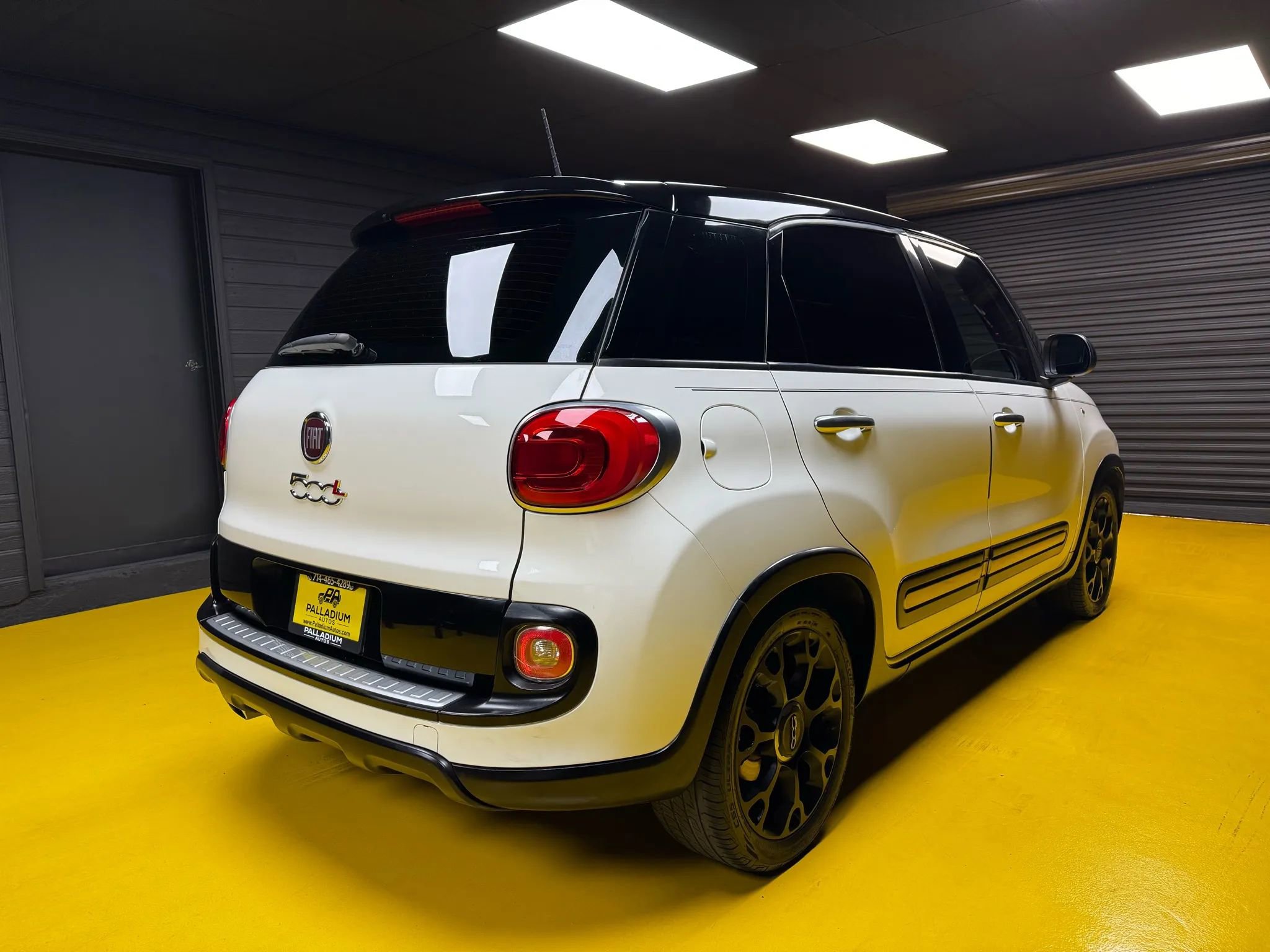 Used 2017 FIAT 500L Trekking w/ Dual-Pane Sunroof Package FWD image 6