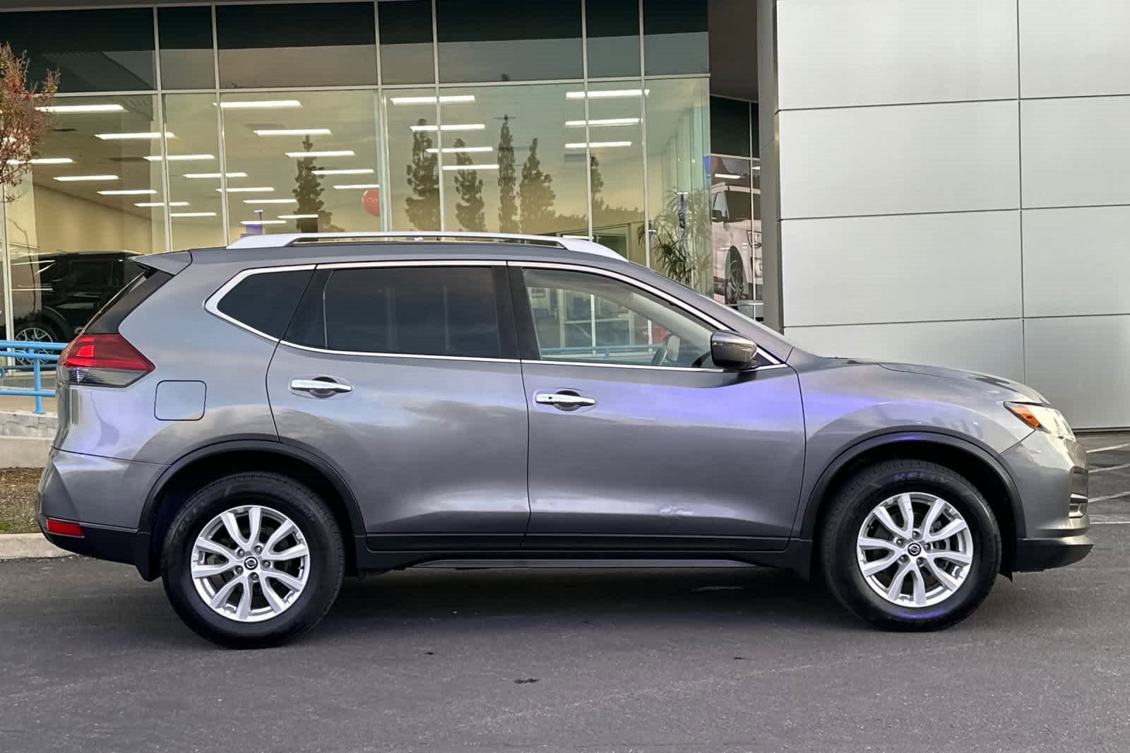 Used 2018 Nissan Rogue SV image 8