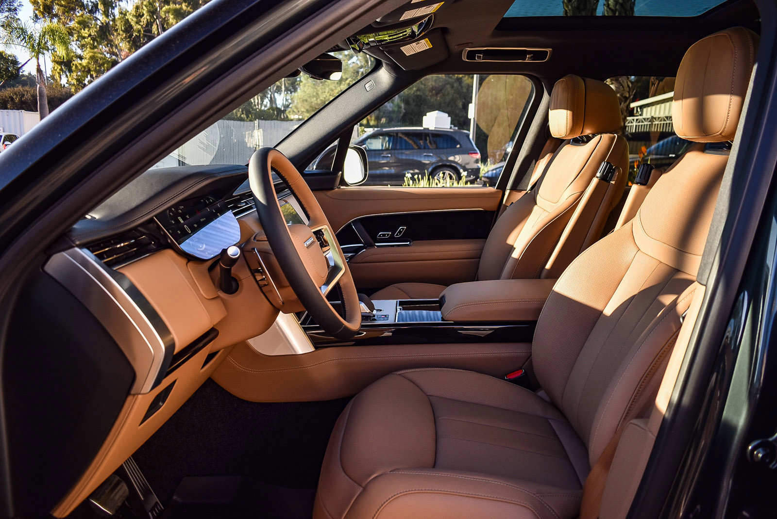 Used 2025 Land Rover Range Rover SE image 18