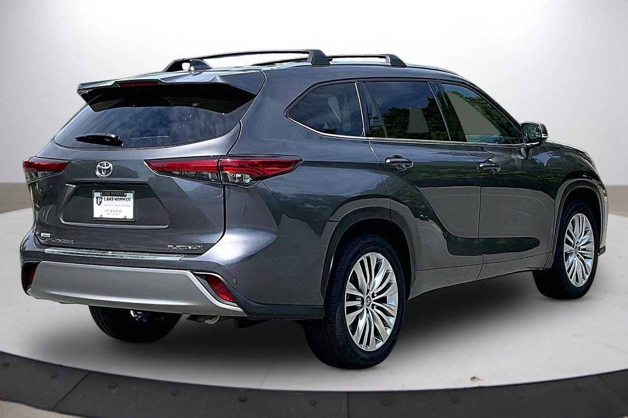 Used 2023 Toyota Highlander Platinum FWD image 9